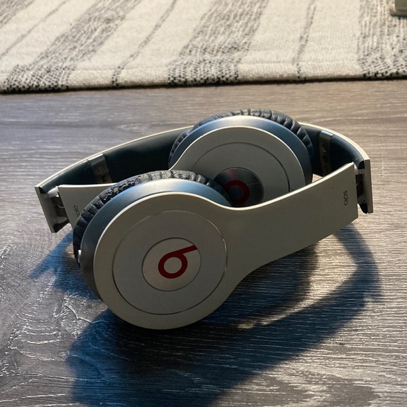 Beats Solo HD white/first generation. (Not wireless)